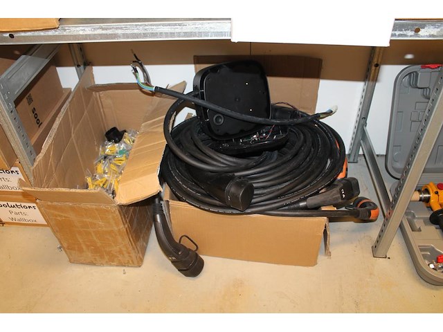 Onderdelen en accessoires t.b.v. autolaadpalen en stations in 9 schappen. - afbeelding 4 van  9