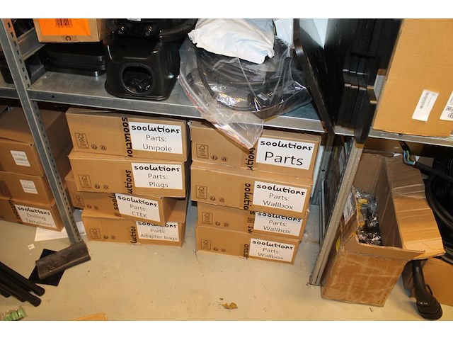 Onderdelen en accessoires t.b.v. autolaadpalen en stations in 9 schappen. - afbeelding 5 van  9