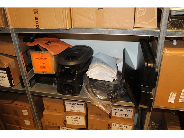 Onderdelen en accessoires t.b.v. autolaadpalen en stations in 9 schappen. - afbeelding 6 van  9
