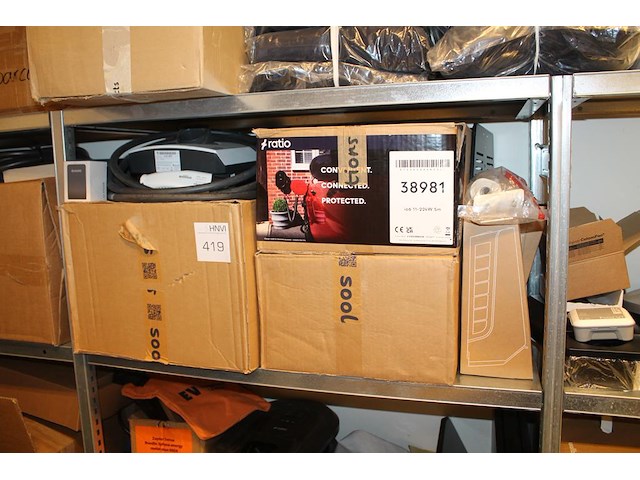 Onderdelen en accessoires t.b.v. autolaadpalen en stations in 9 schappen. - afbeelding 7 van  9