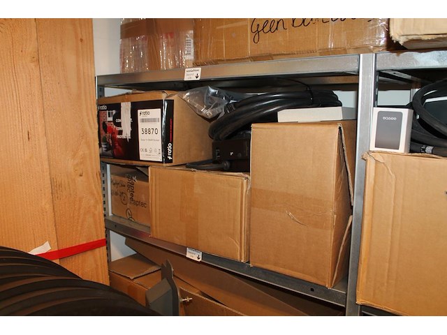 Onderdelen en accessoires t.b.v. autolaadpalen en stations in 9 schappen. - afbeelding 8 van  9