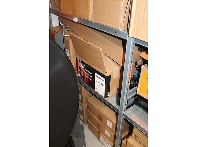 Onderdelen en accessoires t.b.v. autolaadpalen en stations in 9 schappen. - afbeelding 9 van  9