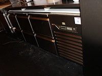 Onderkoeling met zes laden desmon gold. bouwjaar onbekend. afmeting 190 x 70 x 82 cm.