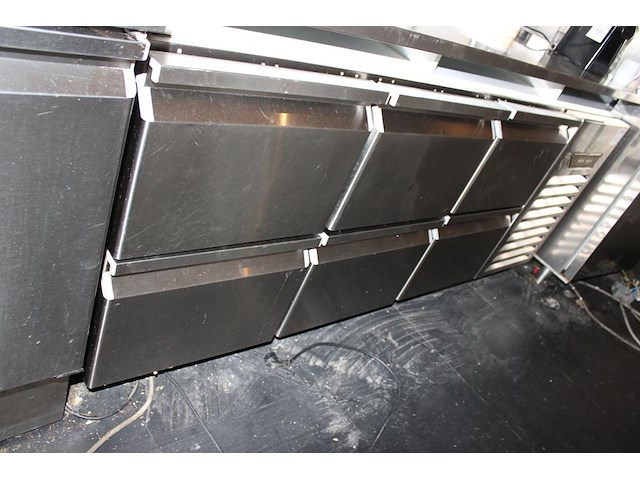 Onderkoeling met zes laden desmon gold. bouwjaar onbekend. afmeting 190 x 70 x 82 cm. - afbeelding 2 van  4