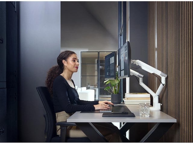 One for all dm7220 universele dubbele monitorarm - 2 monitoren - vesa 100 x 100 - wit - afbeelding 2 van  4