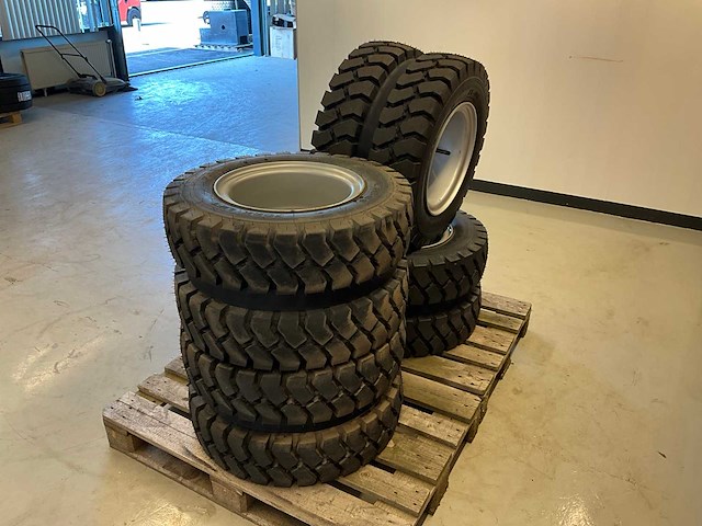Ongebruikt mitas bandenset wacker neuson ew65 graafmachine - afbeelding 6 van  11