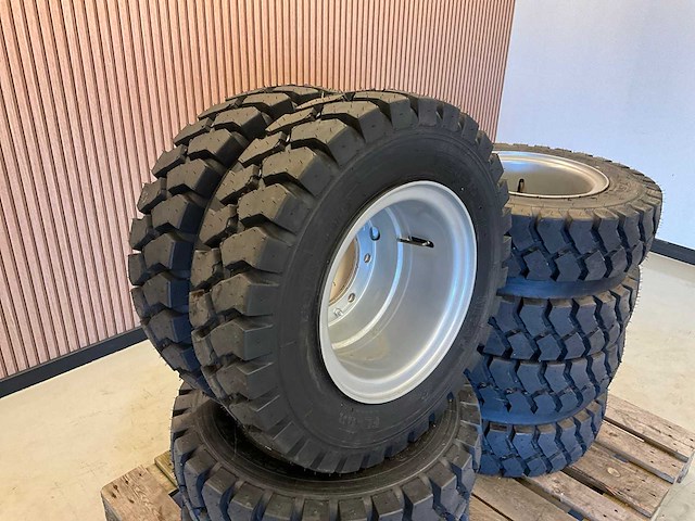 Ongebruikt mitas bandenset wacker neuson ew65 graafmachine - afbeelding 9 van  11