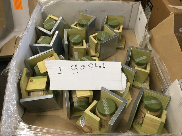 Ongeveer 90 voederhuisjes met pindakaas pot, ed - afbeelding 1 van  3