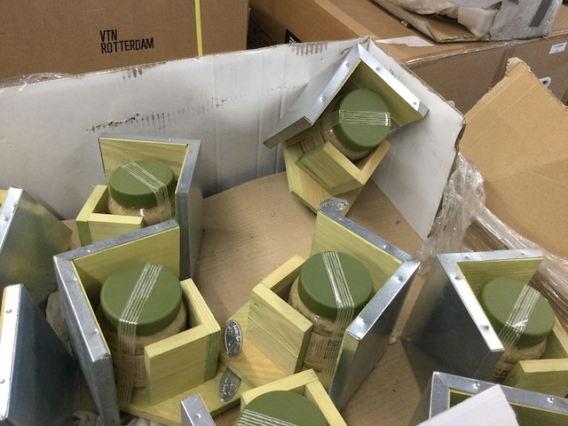 Ongeveer 90 voederhuisjes met pindakaas pot, ed - afbeelding 2 van  3