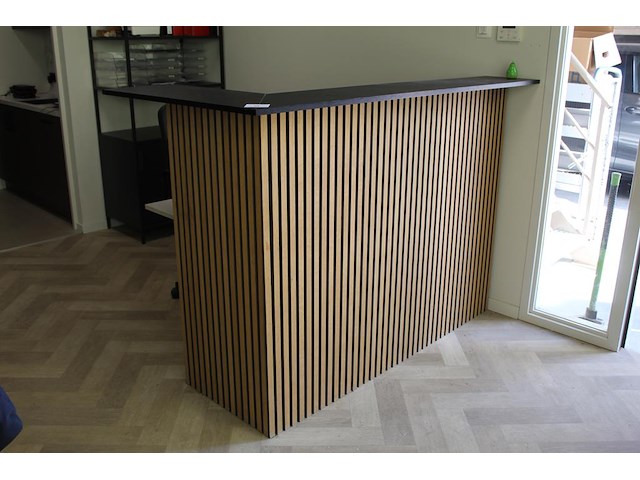 Ontvangstbalie met werktafel en stoel en sleutelkastje. afmeting 180 cm x 100 cm. hoogte balie 127 cm. excl... - afbeelding 1 van  4