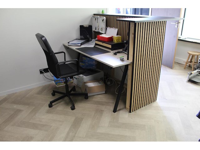 Ontvangstbalie met werktafel en stoel en sleutelkastje. afmeting 180 cm x 100 cm. hoogte balie 127 cm. excl... - afbeelding 2 van  4