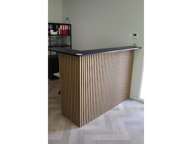 Ontvangstbalie met werktafel en stoel en sleutelkastje. afmeting 180 cm x 100 cm. hoogte balie 127 cm. excl... - afbeelding 3 van  4