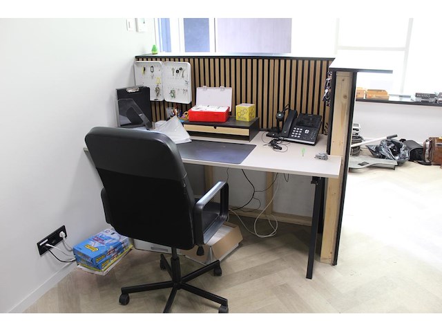 Ontvangstbalie met werktafel en stoel en sleutelkastje. afmeting 180 cm x 100 cm. hoogte balie 127 cm. excl... - afbeelding 4 van  4