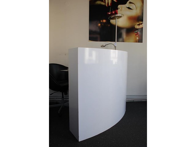 Ontvangstbalie/receptiemeubel afm. 127 x 65 x 110 cm. met lichte gebruikssporen. - afbeelding 2 van  2