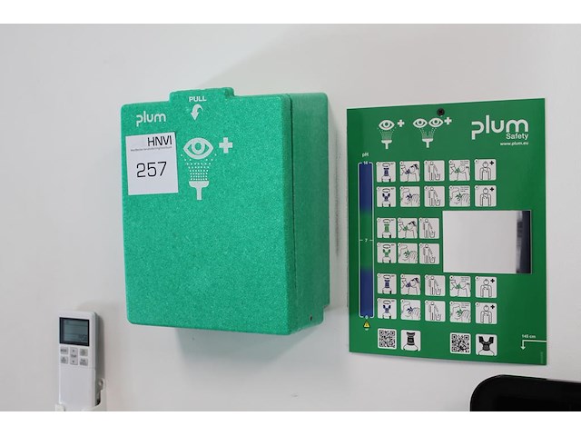 Oogdouche plum in wandkast. - afbeelding 1 van  2