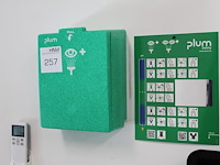 Oogdouche plum in wandkast. - afbeelding 1 van  2