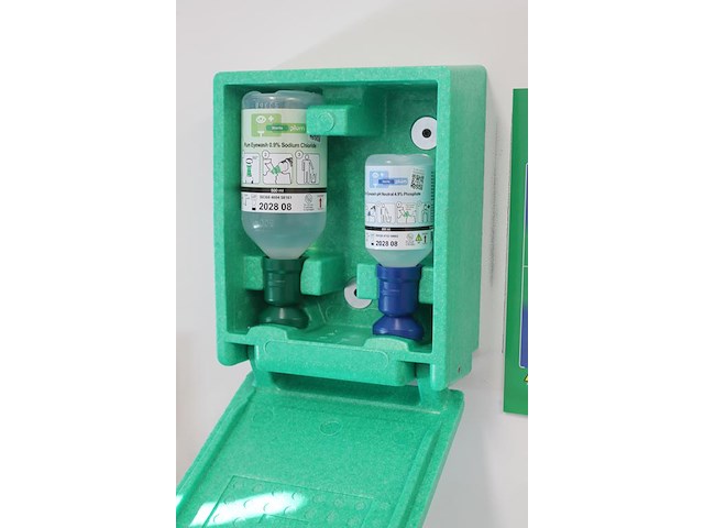 Oogdouche plum in wandkast. - afbeelding 2 van  2