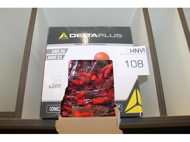 Oorbeschermers in aangebroken display. - afbeelding 1 van  1