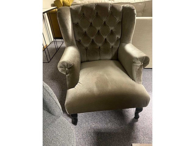 Oorfauteuil taupe velvet massief beuken romp koudschuim gevuld nosag geveerd - afbeelding 1 van  1