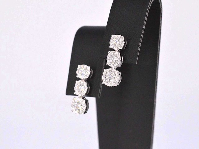 Oorhangers met drie chatons van diamanten - afbeelding 4 van  8