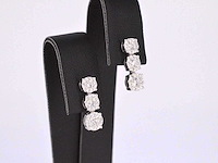 Oorhangers met drie chatons van diamanten - afbeelding 5 van  8