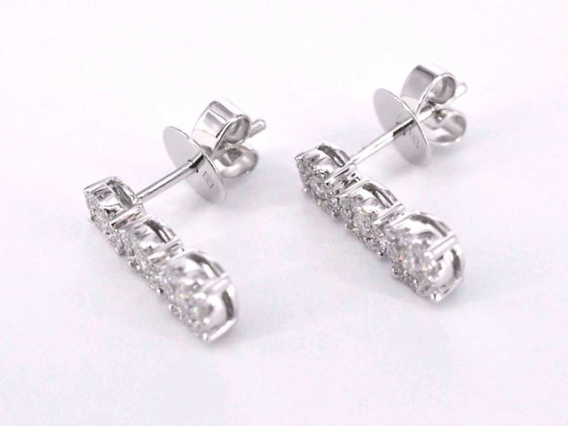 Oorhangers met drie chatons van diamanten - afbeelding 6 van  8