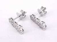 Oorhangers met drie chatons van diamanten - afbeelding 6 van  8