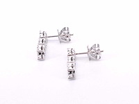 Oorhangers met drie chatons van diamanten - afbeelding 7 van  8