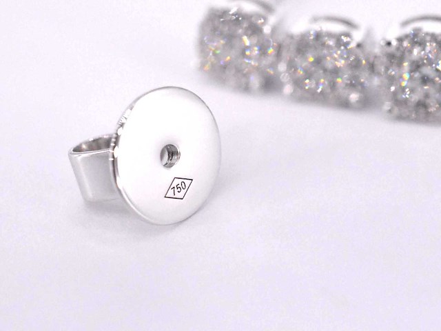 Oorhangers met drie chatons van diamanten - afbeelding 8 van  8