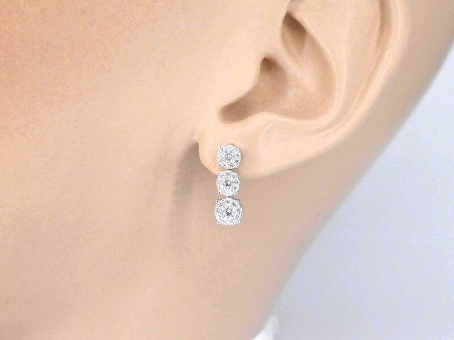 Oorhangers met drie chatons van diamanten - afbeelding 2 van  9