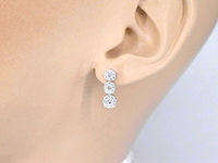 Oorhangers met drie chatons van diamanten - afbeelding 2 van  9