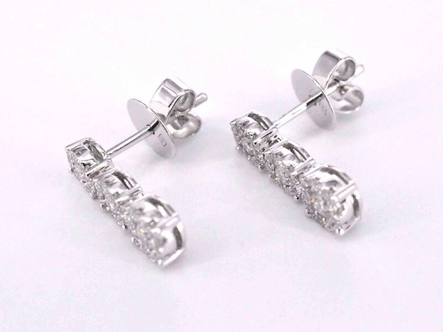 Oorhangers met drie chatons van diamanten - afbeelding 5 van  9