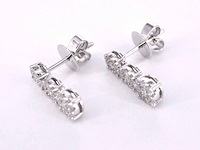 Oorhangers met drie chatons van diamanten - afbeelding 5 van  9