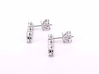 Oorhangers met drie chatons van diamanten - afbeelding 6 van  9