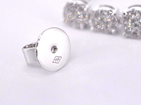 Oorhangers met drie chatons van diamanten - afbeelding 7 van  9