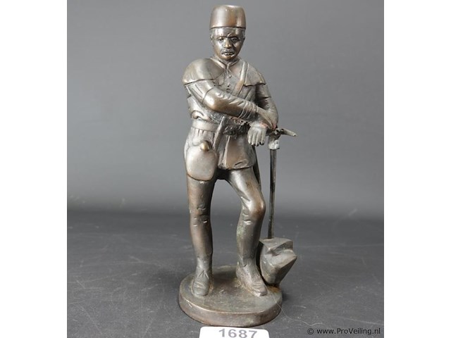 Oost europees bronzen beeld van een militair leunend op een houweel - afbeelding 1 van  5