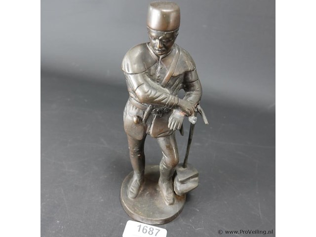 Oost europees bronzen beeld van een militair leunend op een houweel - afbeelding 2 van  5