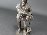 Oost europees bronzen beeld van een militair leunend op een houweel - afbeelding 2 van  5
