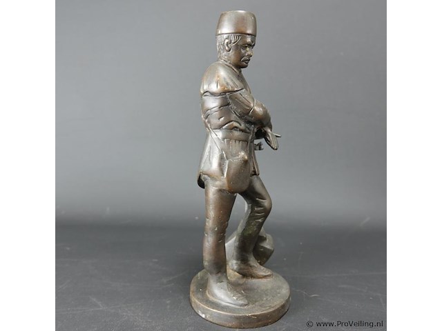 Oost europees bronzen beeld van een militair leunend op een houweel - afbeelding 3 van  5