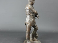 Oost europees bronzen beeld van een militair leunend op een houweel - afbeelding 3 van  5