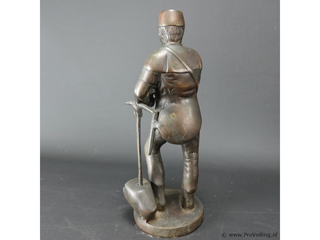 Oost europees bronzen beeld van een militair leunend op een houweel - afbeelding 4 van  5