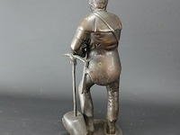 Oost europees bronzen beeld van een militair leunend op een houweel - afbeelding 4 van  5