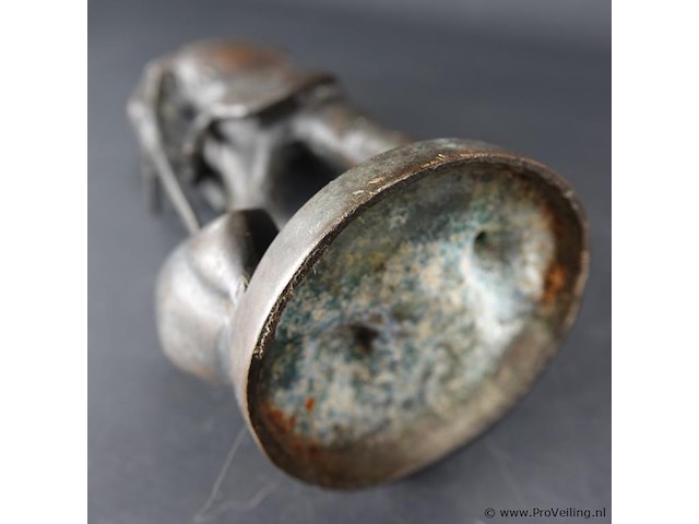 Oost europees bronzen beeld van een militair leunend op een houweel - afbeelding 5 van  5