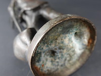 Oost europees bronzen beeld van een militair leunend op een houweel - afbeelding 5 van  5