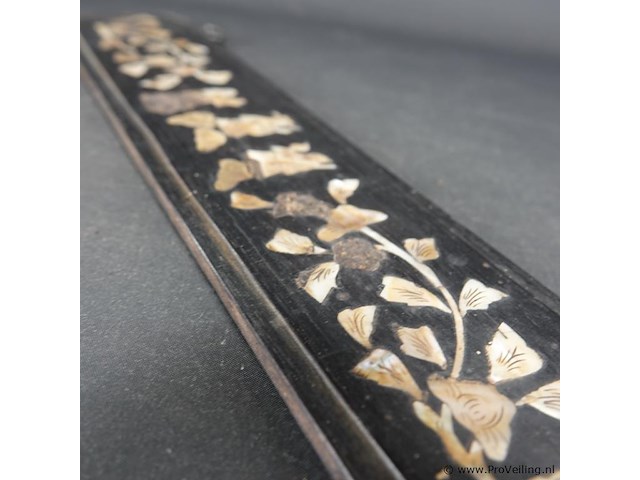 Oosterse paarlemoer voorstelling op laqué plank - afbeelding 4 van  5