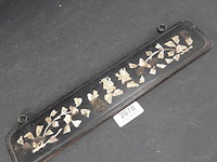 Oosterse paarlemoer voorstelling op laqué plank - afbeelding 1 van  5