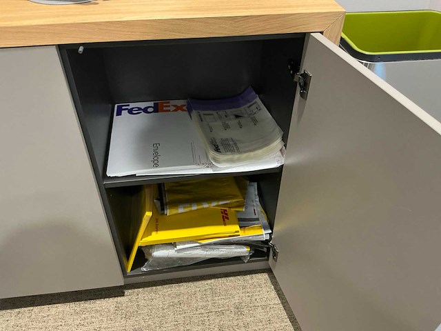 Opbergkast met 2 bureaustoelen - afbeelding 2 van  11