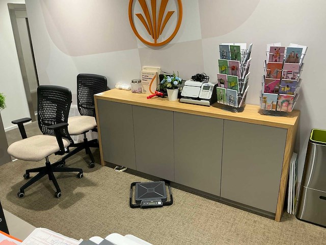 Opbergkast met 2 bureaustoelen - afbeelding 1 van  11