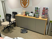 Opbergkast met 2 bureaustoelen