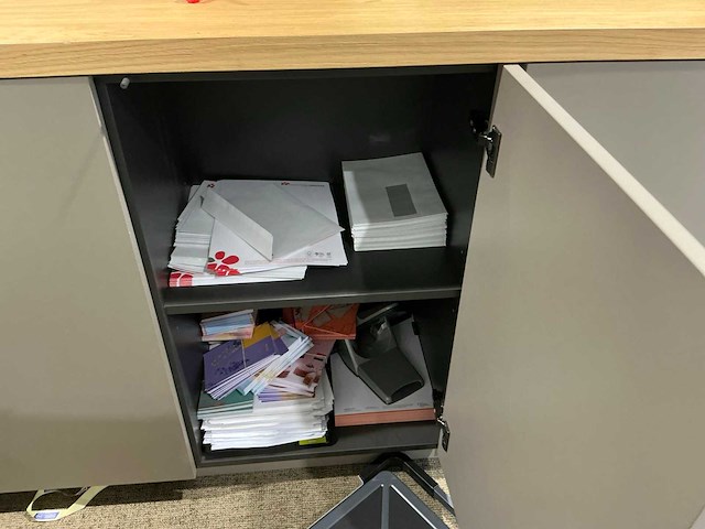 Opbergkast met 2 bureaustoelen - afbeelding 9 van  11